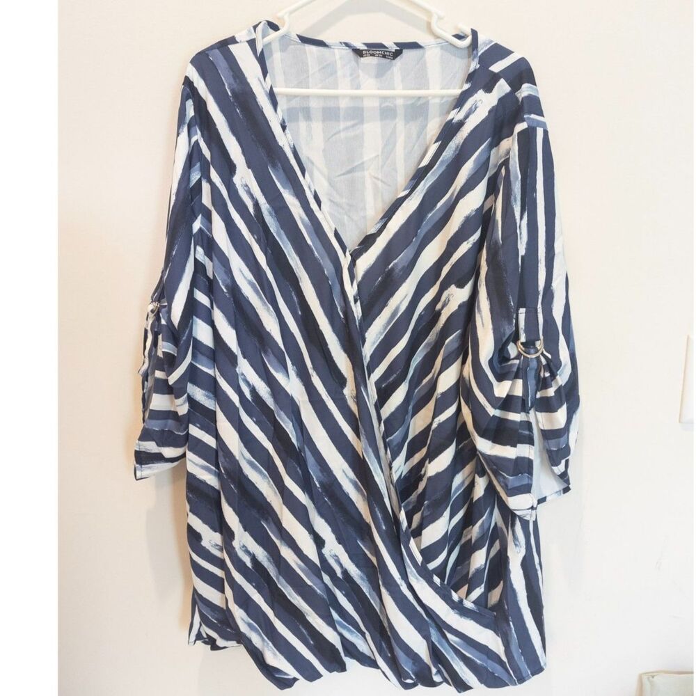 Bloomchic women's blue/white pattern wrap blouse shirt size 26/28W